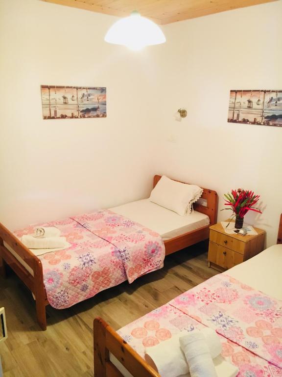 Postel nebo postele na pokoji v ubytování AVRA Rooms