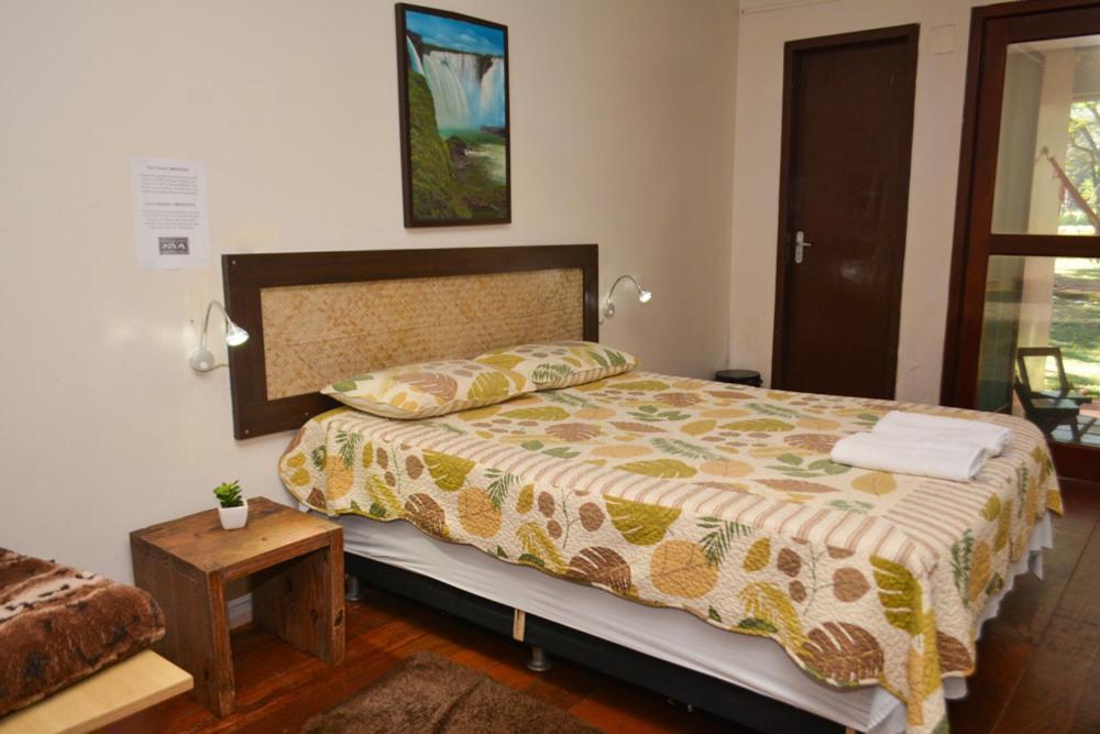 Postel nebo postele na pokoji v ubytování IguassuEcoHostel - Eco Suítes - Hostel mais próximo das Cataratas