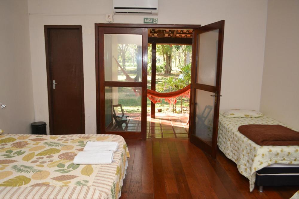 Postel nebo postele na pokoji v ubytování IguassuEcoHostel - Eco Suítes - Hostel mais próximo das Cataratas