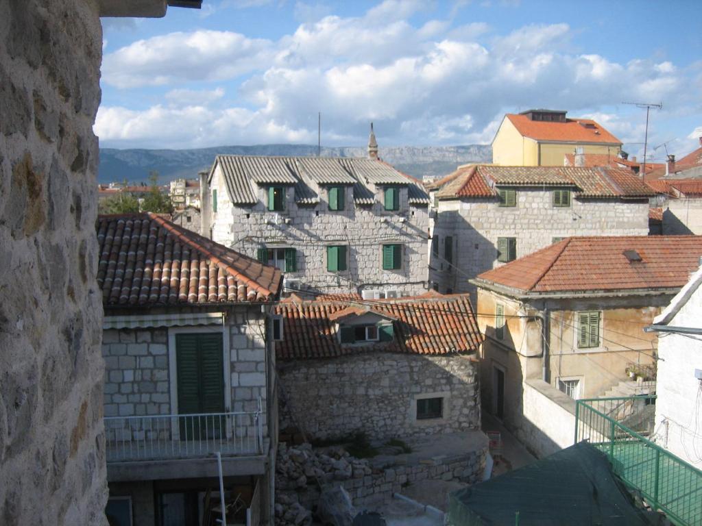 Blick auf eine Stadt mit Gebäuden und Dächern in der Unterkunft Split Central Guesthouse in Split