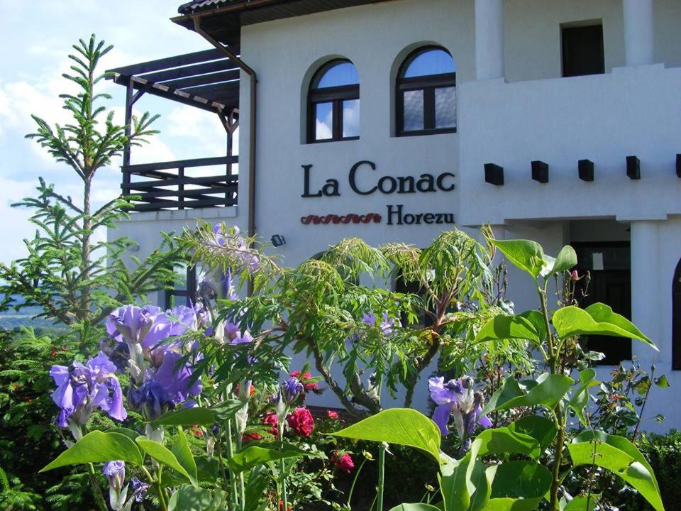 un edificio con una señal que lee el teorema sur de la concord en La Conac, en Horezu