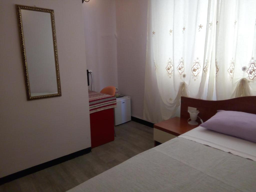 Postel nebo postele na pokoji v ubytování Affittacamere La Spezia Inn