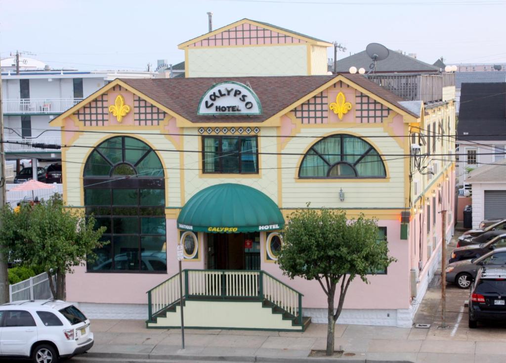 um edifício amarelo com um relógio em Calypso Boutique Hotel em Wildwood