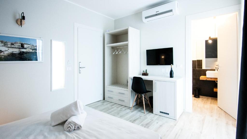Televízia a/alebo spoločenská miestnosť v ubytovaní Amada Hotel Siracusa