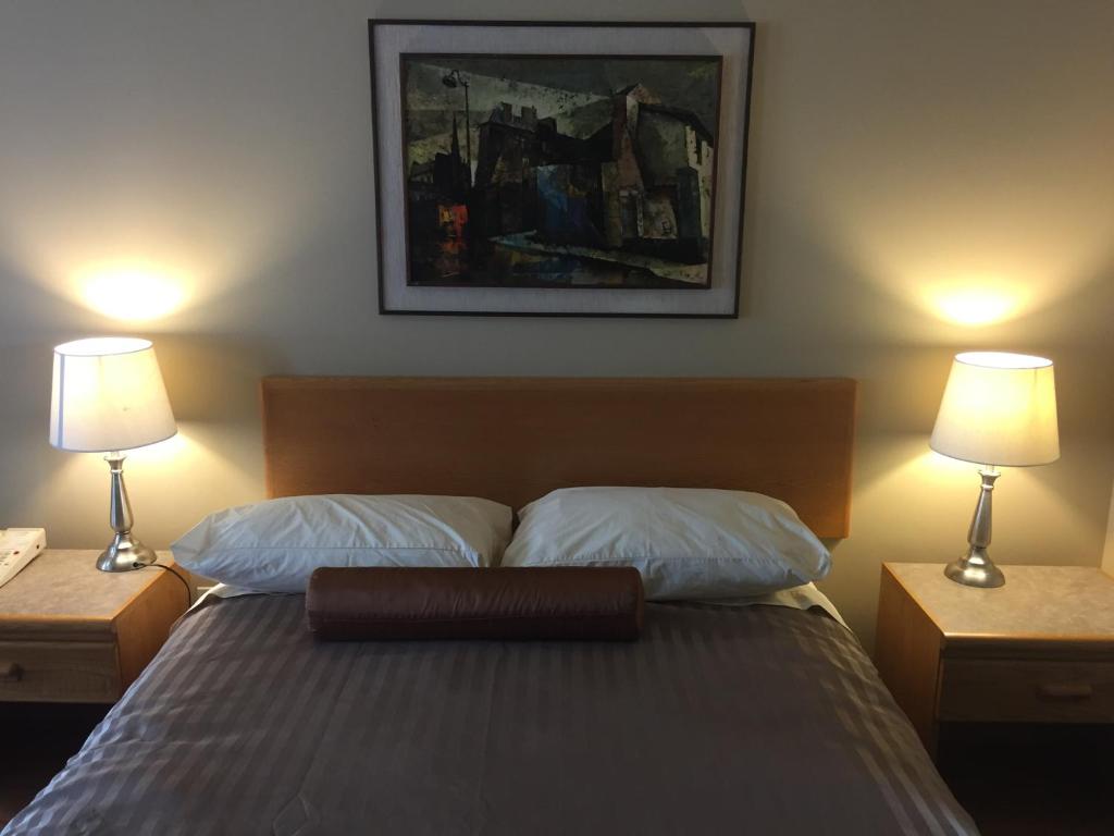 Postel nebo postele na pokoji v ubytování Avalon Inn