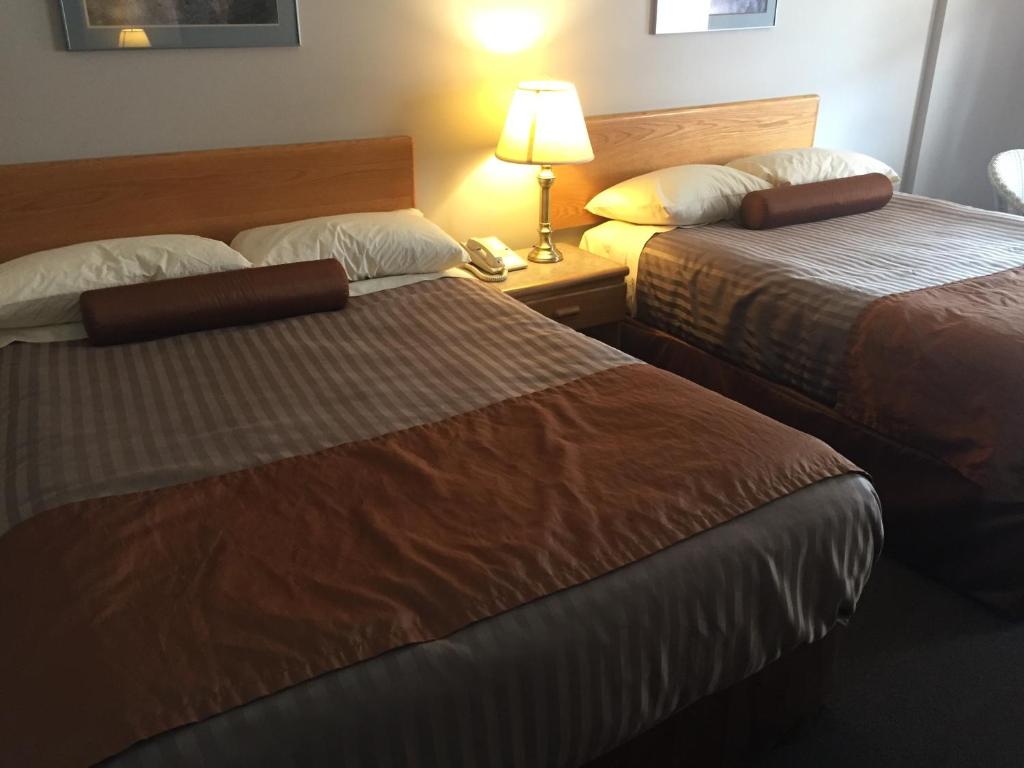 Postel nebo postele na pokoji v ubytování Avalon Inn
