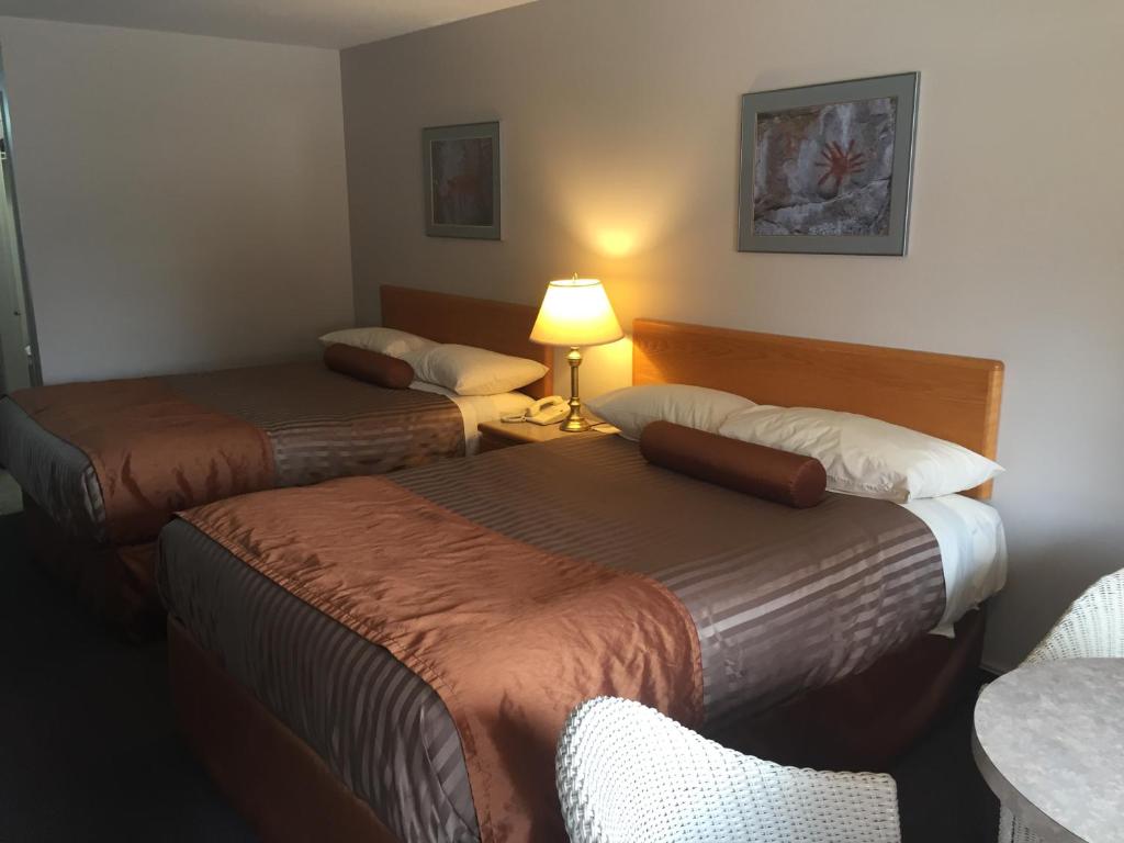 Postel nebo postele na pokoji v ubytování Avalon Inn
