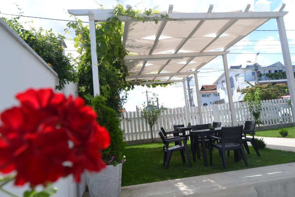 a patio with a table and chairs under a pergola at Vila Marius 2 Mai in 2 Mai
