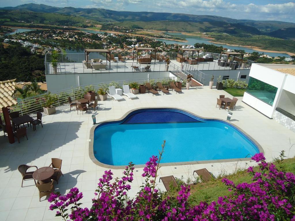 uma villa com uma piscina no telhado em Mirante de Escarpas 801 em Capitólio