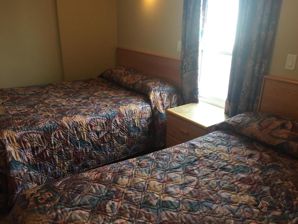 Postel nebo postele na pokoji v ubytování Avalon Inn