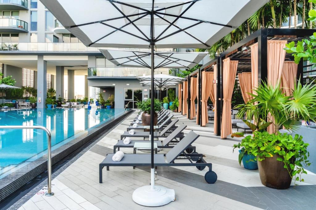 Bazén v ubytování Hyde Suites Midtown Miami nebo v jeho okolí