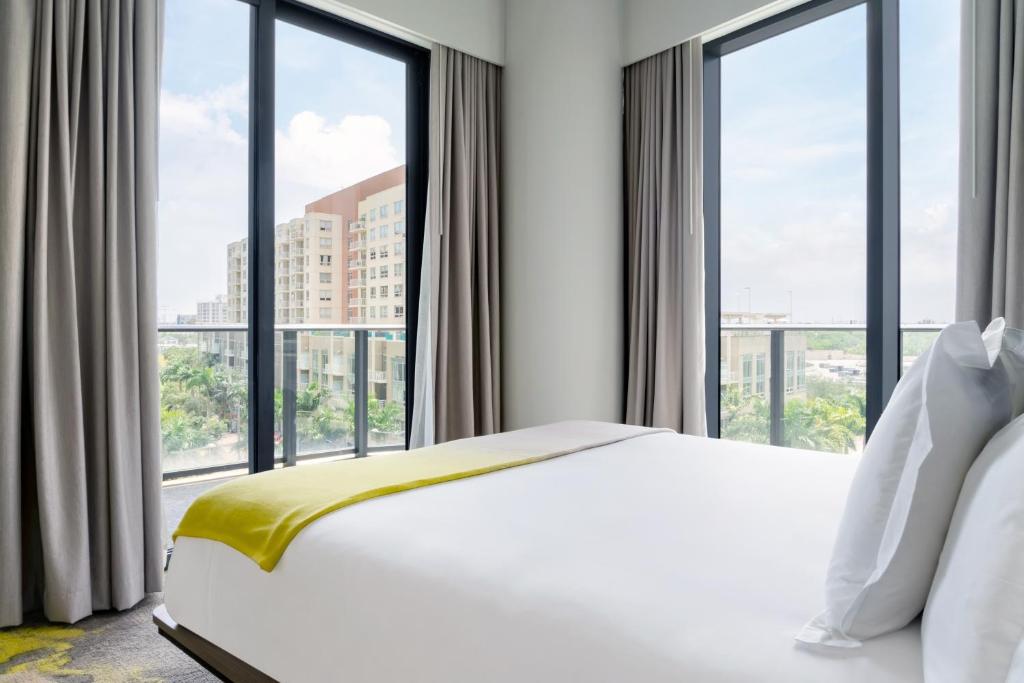 Postel nebo postele na pokoji v ubytování Hyde Suites Midtown Miami