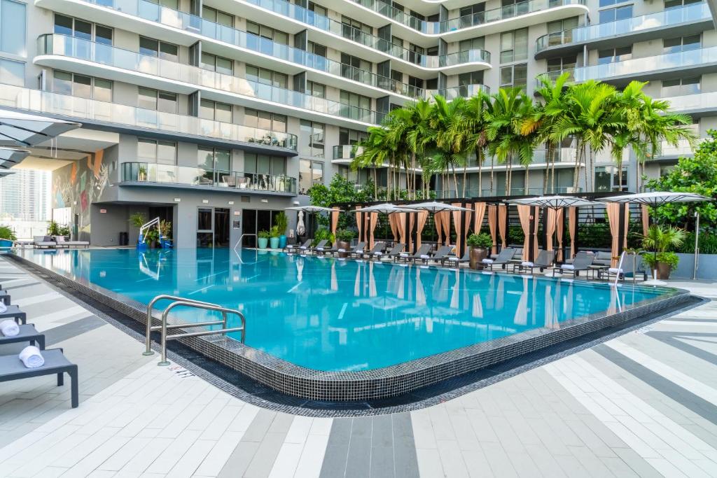 Bazén v ubytování Hyde Suites Midtown Miami nebo v jeho okolí