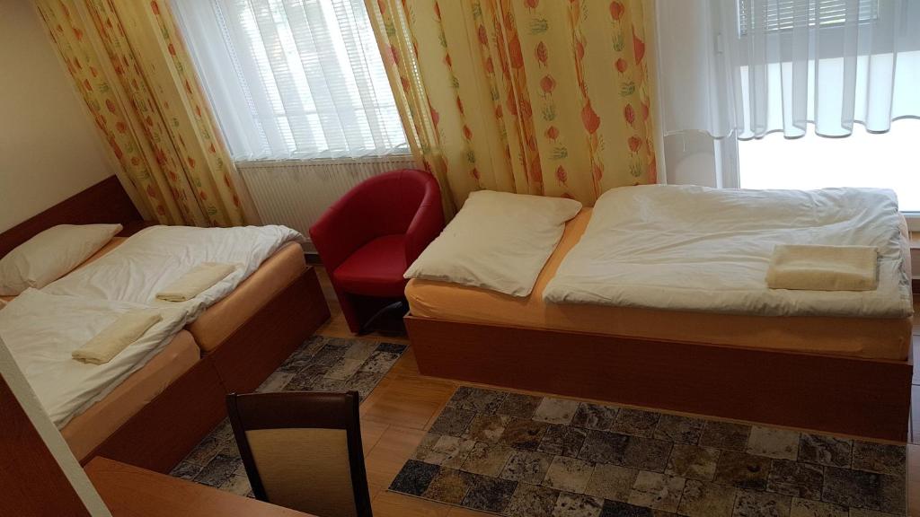 Postel nebo postele na pokoji v ubytování Penzion PKO Nitra