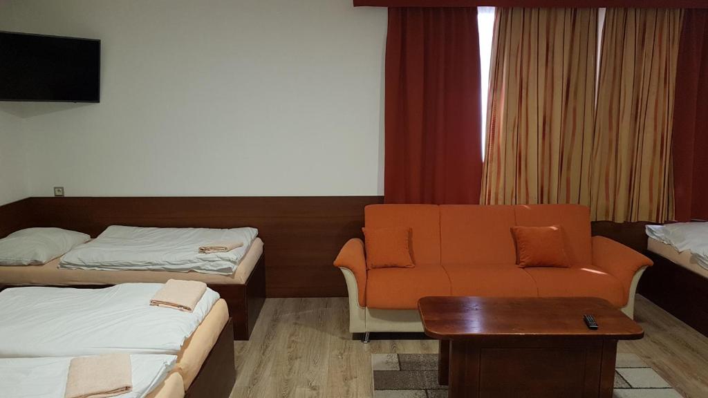 Postel nebo postele na pokoji v ubytování Penzion PKO Nitra