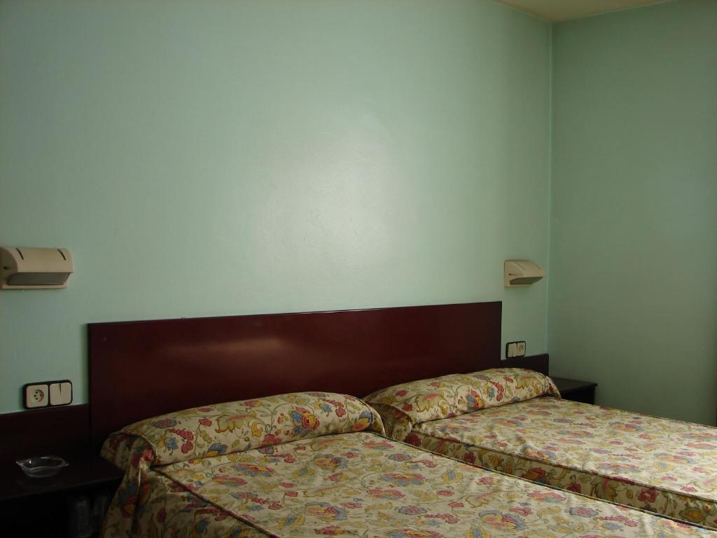 Postel nebo postele na pokoji v ubytování Hostal Del Ripollès
