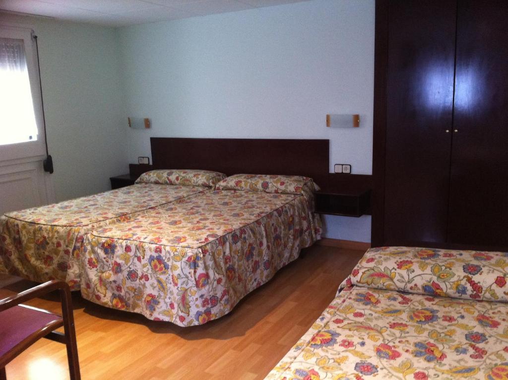 Postel nebo postele na pokoji v ubytování Hostal Del Ripollès