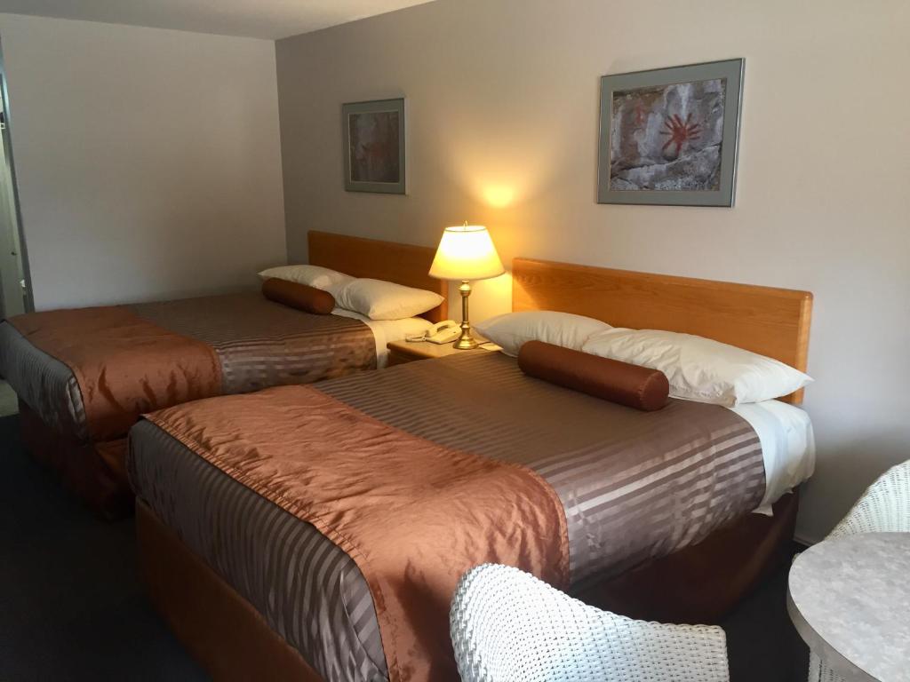 Postel nebo postele na pokoji v ubytování Avalon Inn