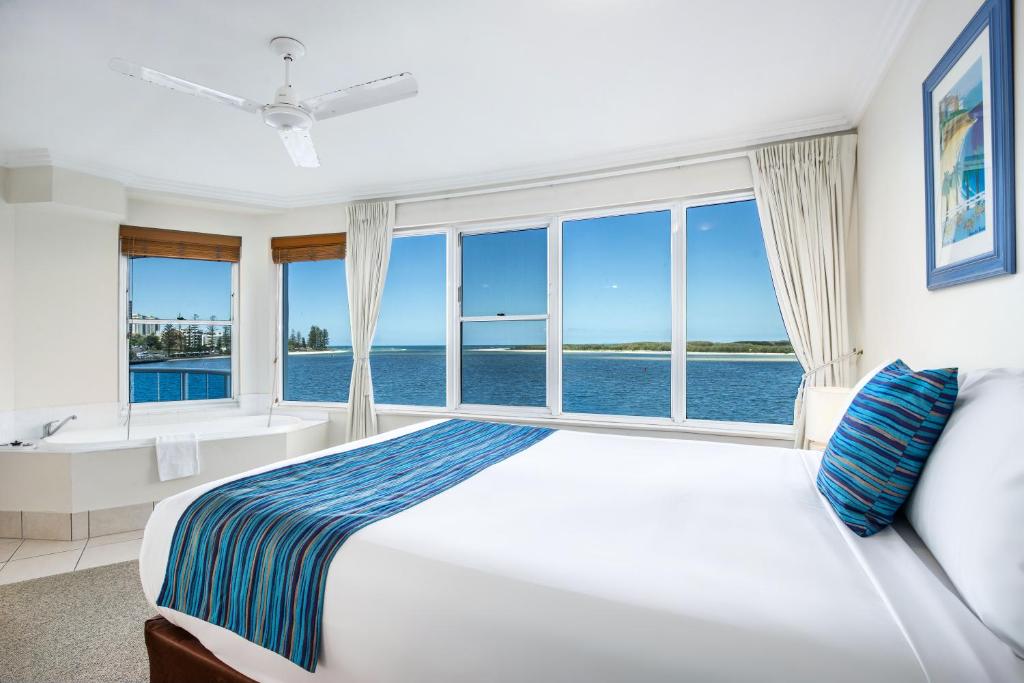 Postel nebo postele na pokoji v ubytování Watermark Resort Caloundra