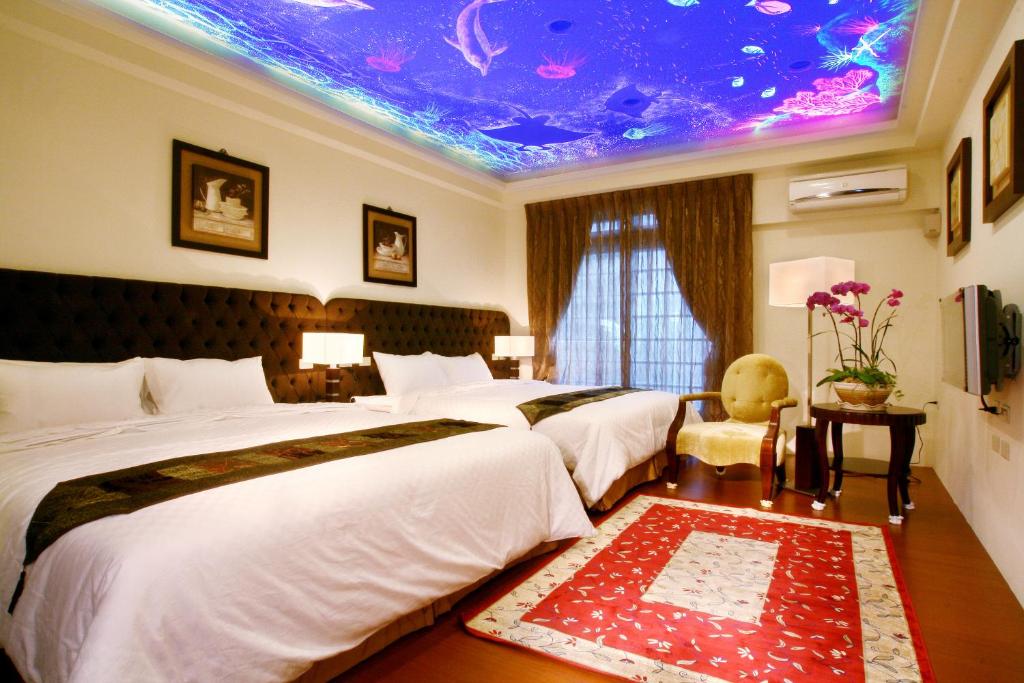 大同的住宿－香林茶園民宿，紫色天花板的酒店客房内的两张床
