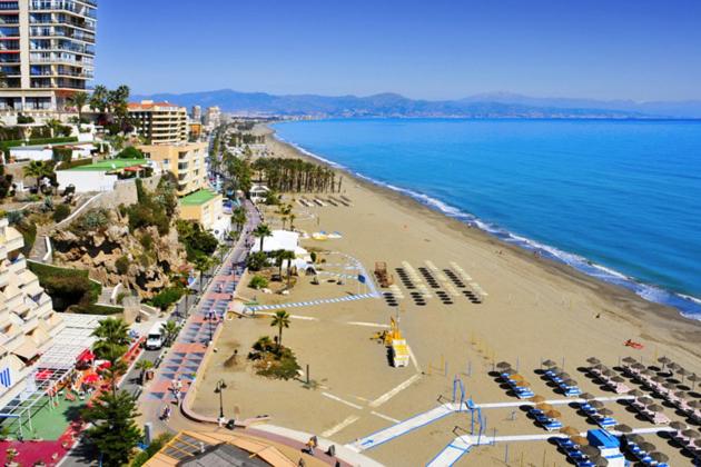 z góry widok na plażę z zaparkowanymi samochodami w obiekcie NEW centro Torremolinos w mieście Torremolinos