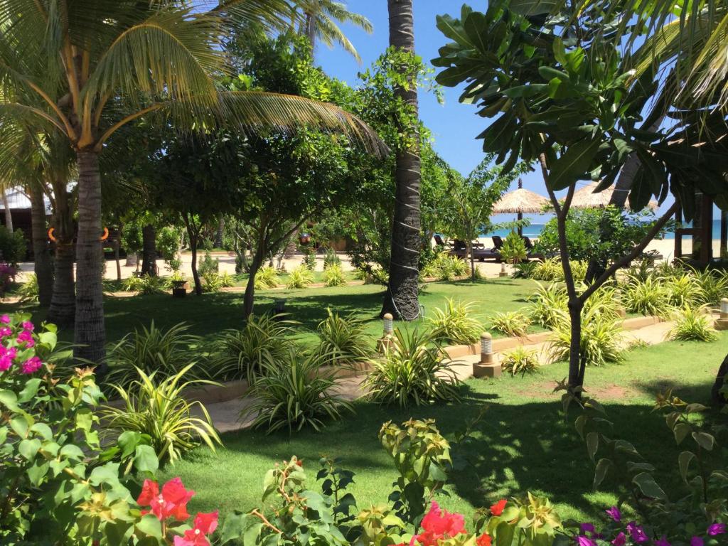 Zahrada ubytování Nilaveli Beach Resort - Level 1 Certified