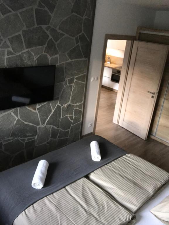 A bed or beds in a room at Apartmán Lomnička - Tatranská Lomnica - Krásny výhľad na Vysoké Tatry