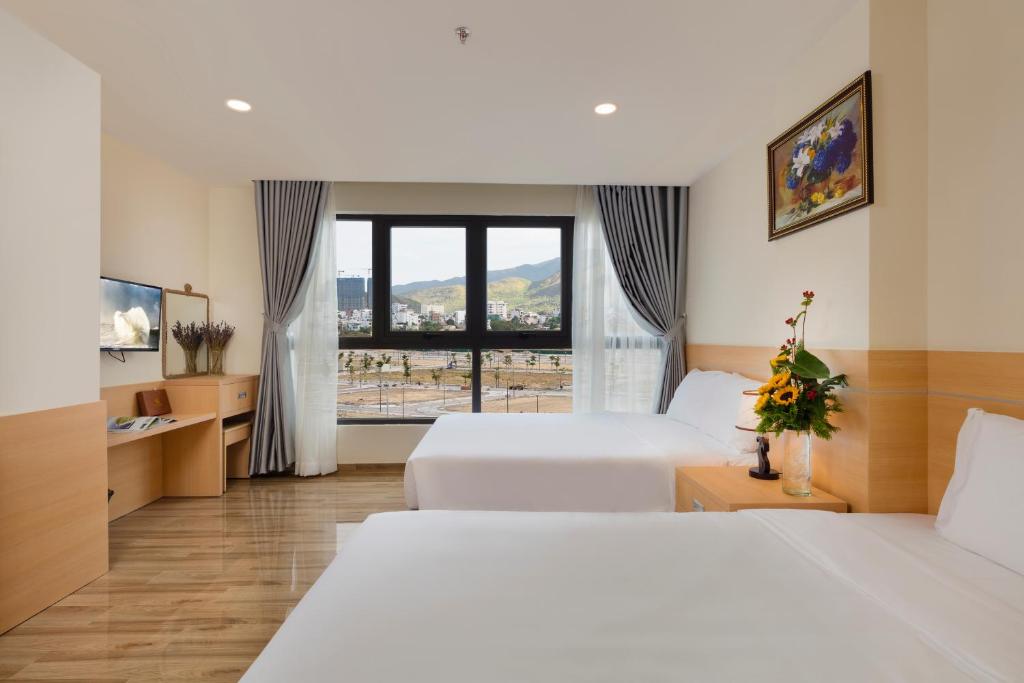 Giường trong phòng chung tại The Swan Nha Trang Hotel