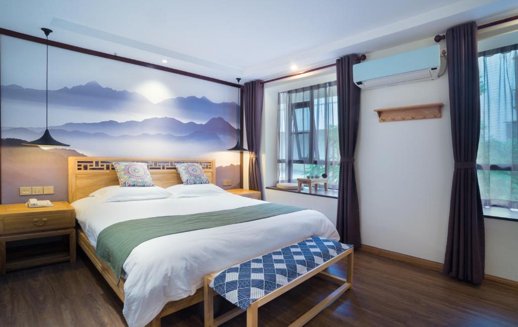 Postel nebo postele na pokoji v ubytování Riverside Inn Guilin Central