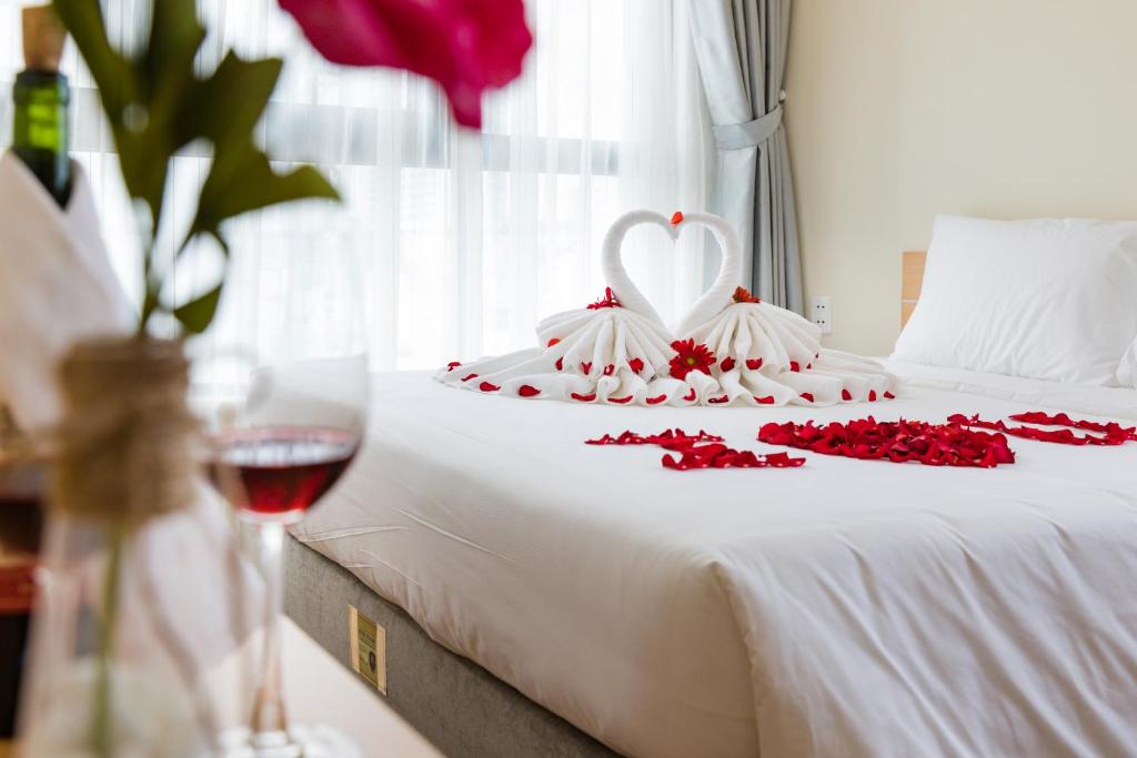 Giường trong phòng chung tại The Swan Nha Trang Hotel