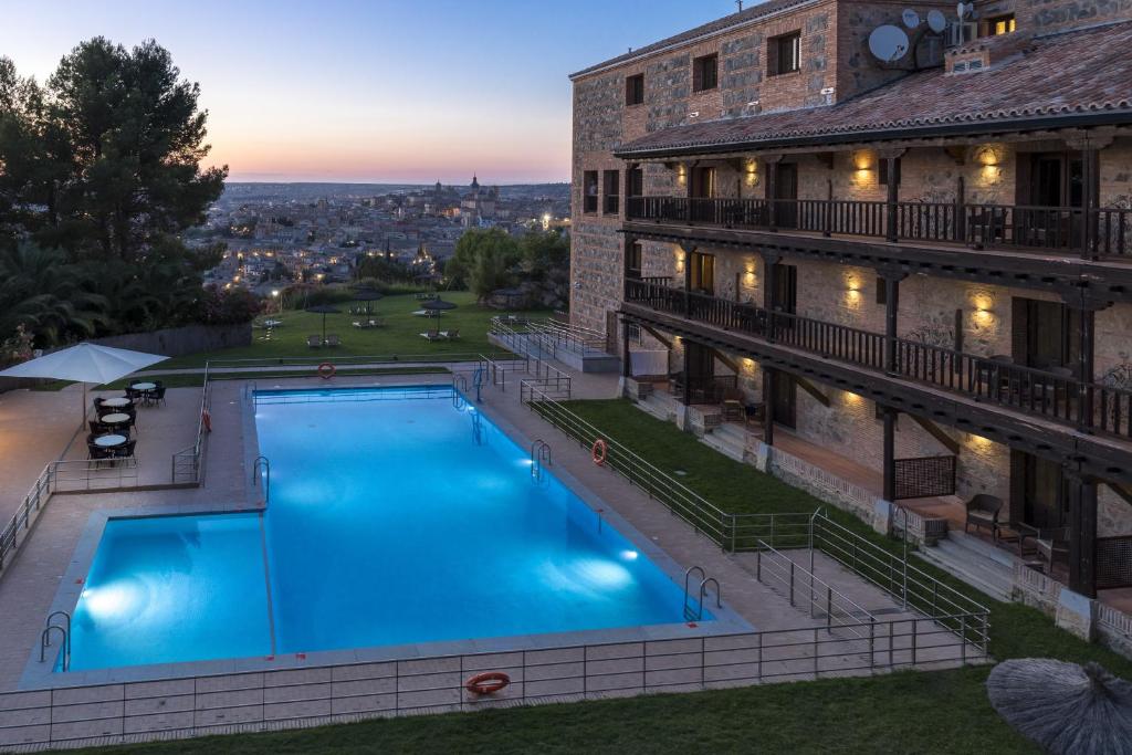 una piscina frente a un edificio en Parador de Toledo en Toledo