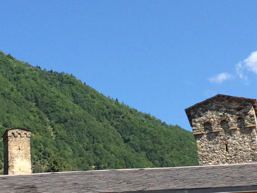 Vista generica sulle montagne o vista sulle montagne dall'interno dell'affittacamere