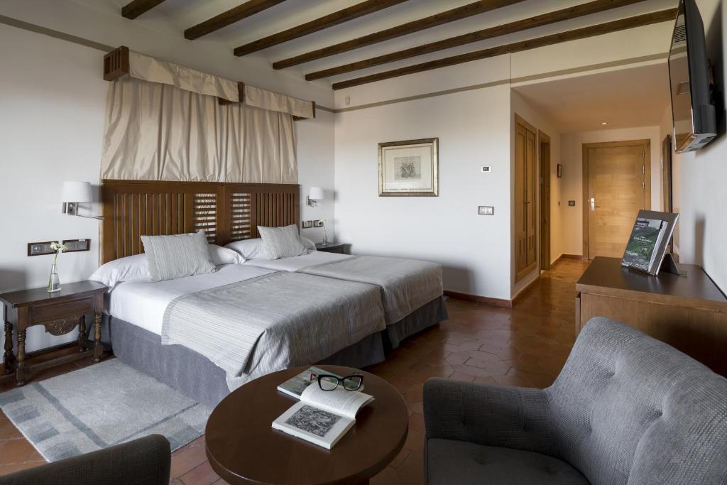 Postel nebo postele na pokoji v ubytování Parador de Toledo