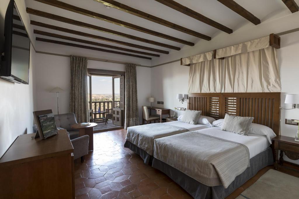 Postel nebo postele na pokoji v ubytování Parador de Toledo