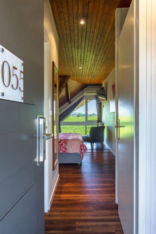 Postel nebo postele na pokoji v ubytování Kyriad Prestige Beaune le Panorama