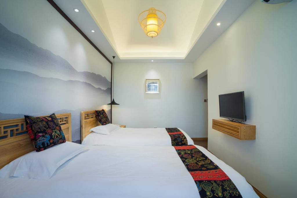 Postel nebo postele na pokoji v ubytování Riverside Inn Guilin Central