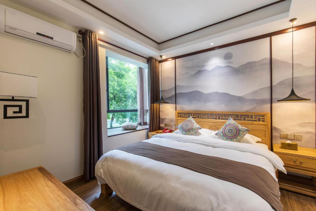 Postel nebo postele na pokoji v ubytování Riverside Inn Guilin Central
