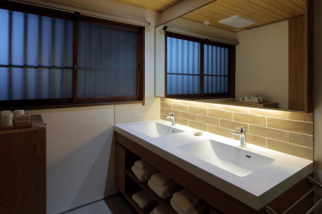 Koupelna v ubytování 滔々 御崎 町家の宿 toutou Onzaki Machiya no Yado