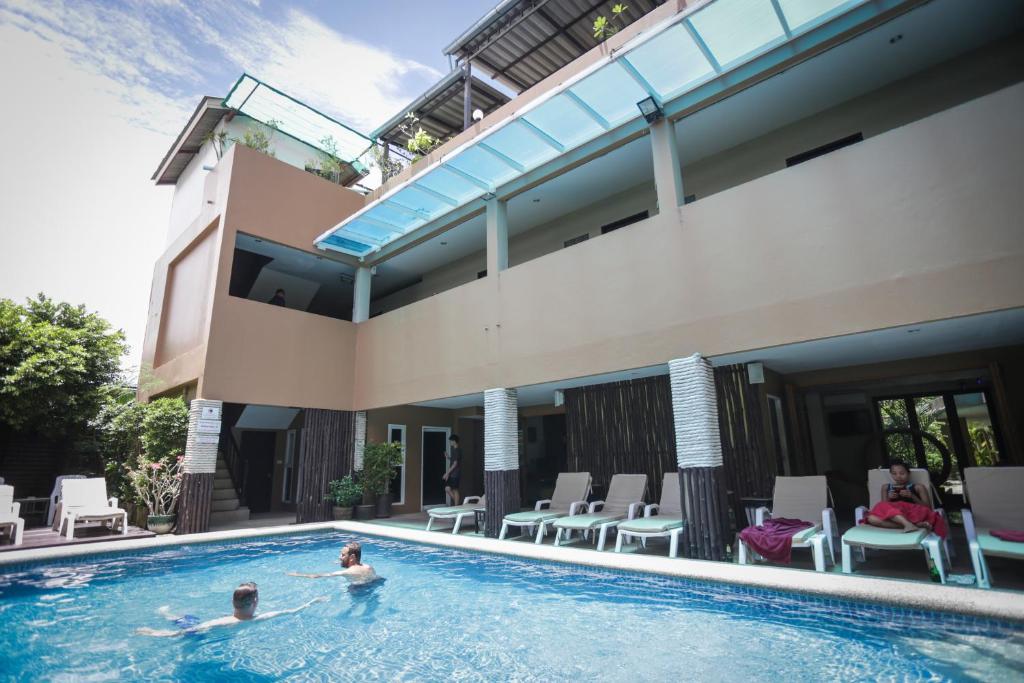 dos personas en la piscina de un hotel en Hua Hin White Sand, en Hua Hin