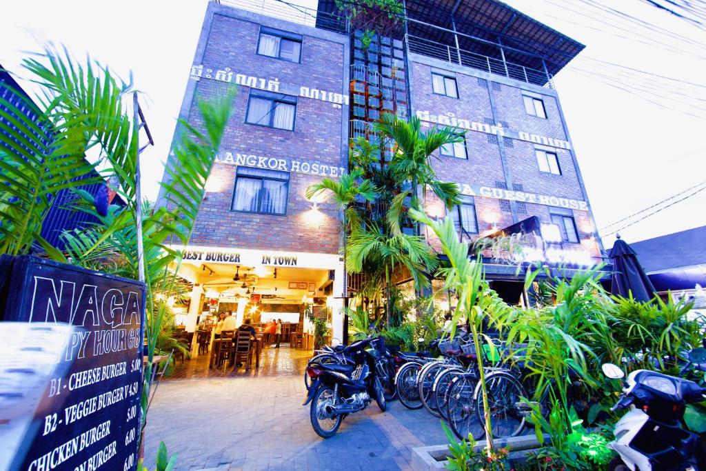 un grupo de motocicletas estacionadas frente a un edificio en Naga Angkor Hostel en Siem Riep