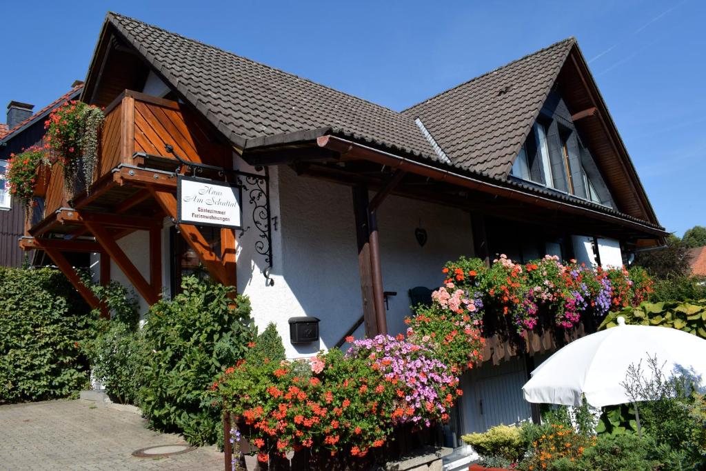 una casa con flores delante en Apartmenthaus - Haus am Schultal, en Braunlage