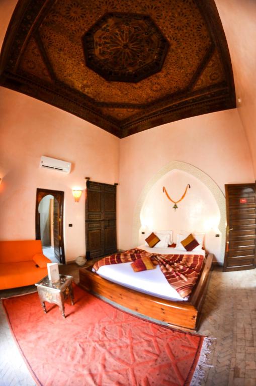 Postel nebo postele na pokoji v ubytování Riad les Ammonites and Spa