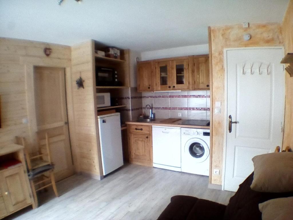 een kleine keuken met een wasmachine en droger bij Appartement Pyrénées 2000 in Font-Romeu