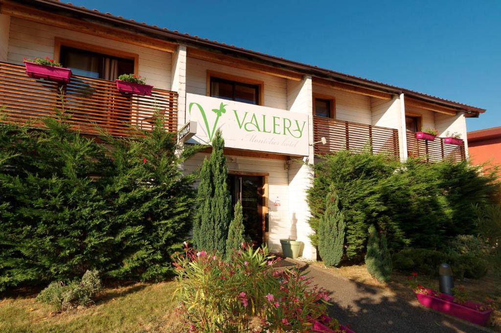een gebouw met een bord dat vallei leest bij Hôtel Valery in Montélier