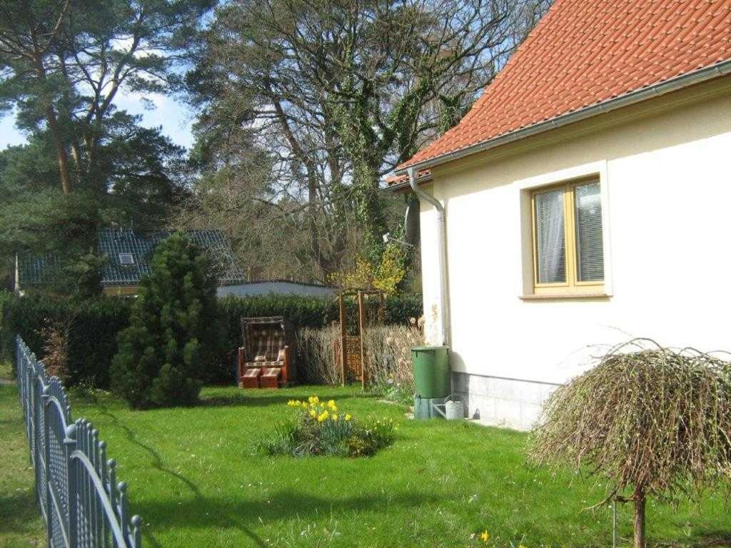 ツィノヴィッツにあるFerienwohnung Zinnowitzの庭の柵付白家