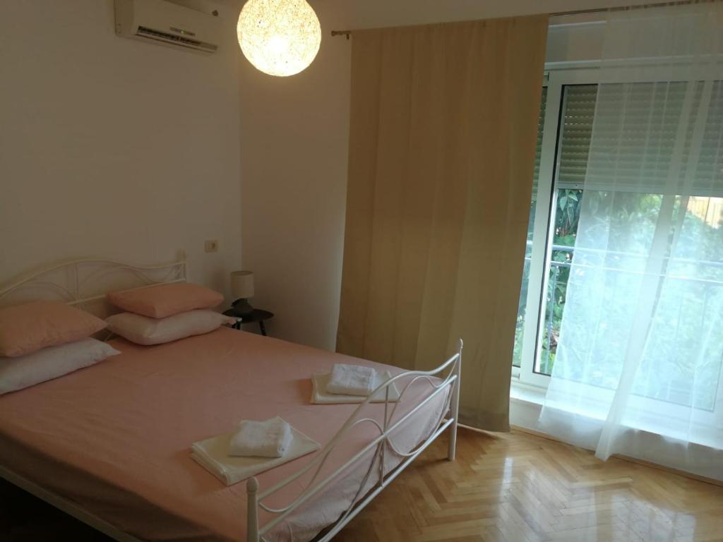 1 dormitorio con 1 cama con 2 toallas en Rooms Marana, en Split