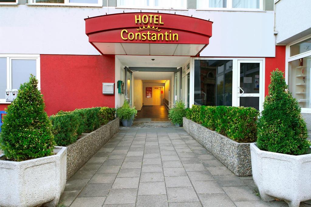 una entrada al hotel con un edificio rojo y blanco en Hotel Constantin, en Trier