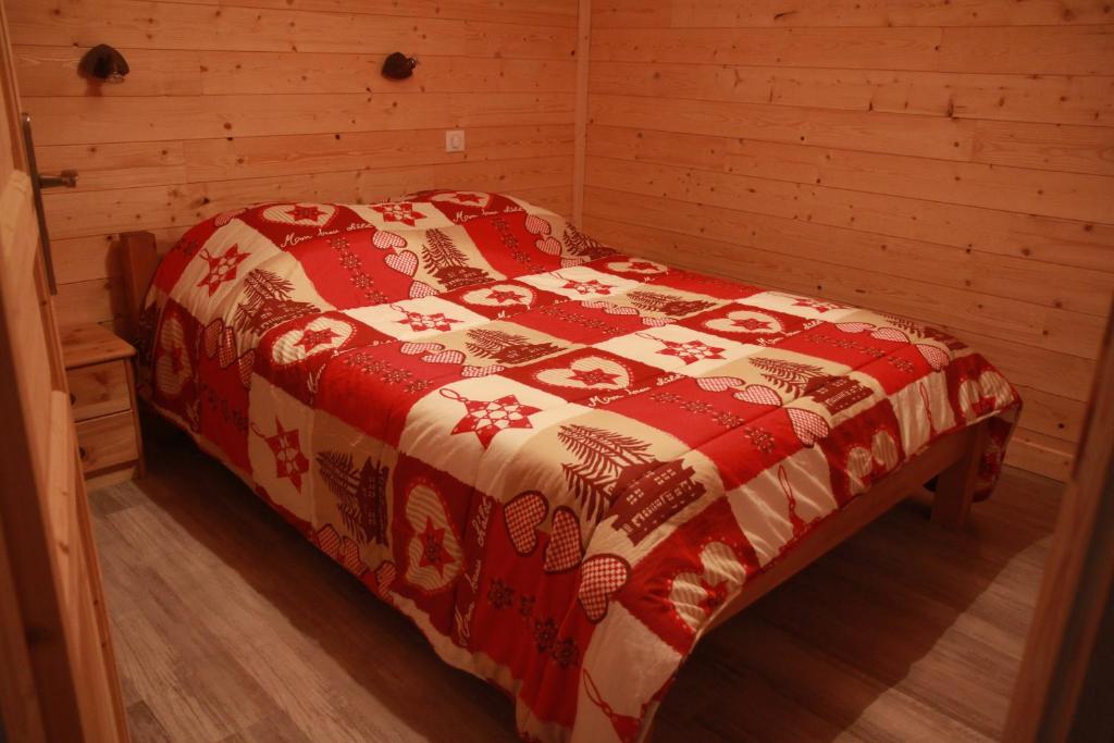 1 dormitorio con 1 cama en una habitación de madera en la ratavelaiza en Champagny-en-Vanoise