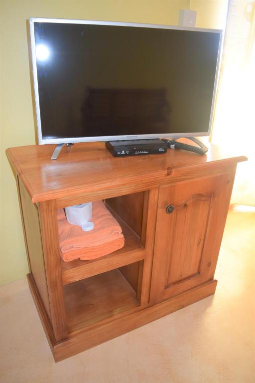 TV a/nebo společenská místnost v ubytování Le Rosier