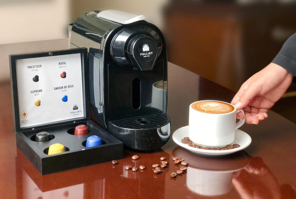 Příslušenství pro přípravu čaje a kávy v ubytování Eastin Grand Hotel Saigon